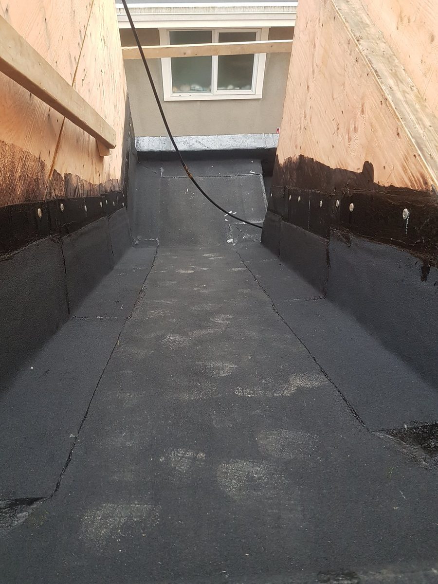 Membrane waterproofing on a narrow sloped area between two walls